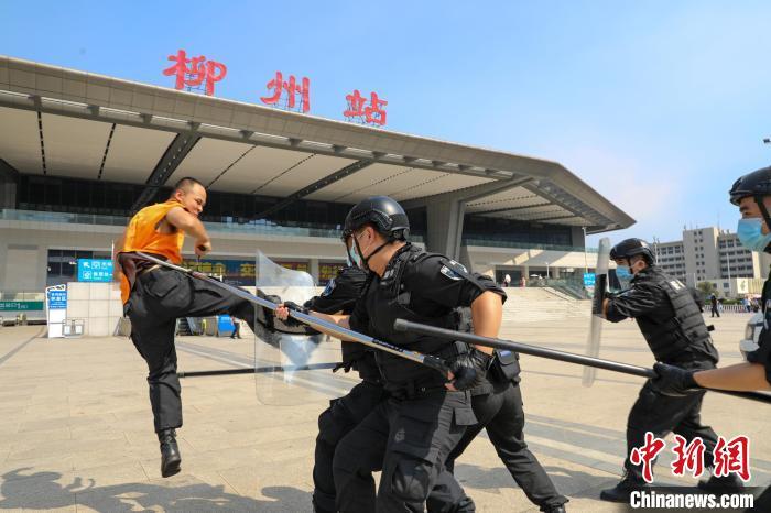 广西铁路特警37摄氏度训练列车索降 实战演练保障旅客安全